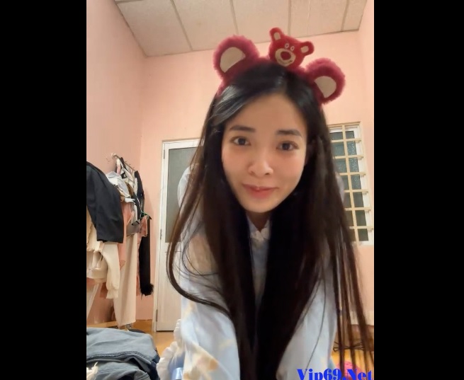 Cứ ngỡ là gái ngoan ai dè là gái dâm