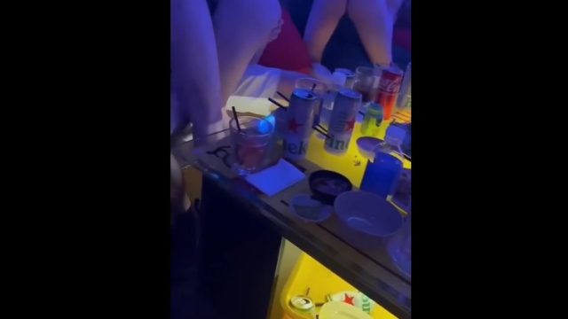 Úp sọt quán Karaoke tay vịn đang chịch thác loạn