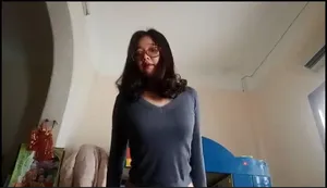 Xem em học sinh thay đồ