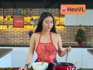 Dâm nữ Pong Kyubi dạy nấu ăn để lộ đầu ti thâm đen