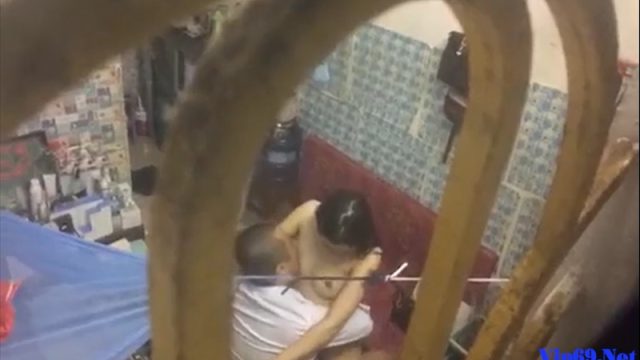 Lén nhìn hàng xóm chịch nhau