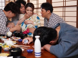 Đưa vợ đi suối nước nóng, chồng không biết vợ bị người khác địt tơi tả