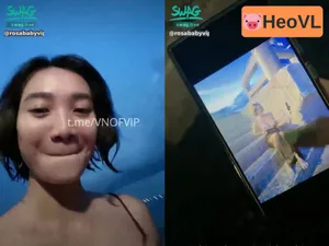 Em rosababy đi biển để lộ vú nhờ anh trai lạ chụp hình