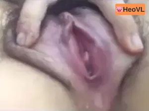 Cận cảnh em gái show cái lỗ lồn đang thở