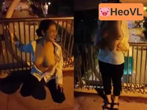 Em kính cận dâm show vú trên cầu cho bạn trai xem