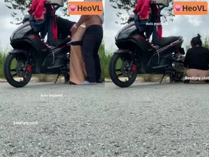 Khoái cảm giác mạnh vợ chồng trẻ dừng xe đụ giữa đường