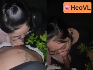 Dắt em đến chỗ khuất rồi móc cặc ra cho em bú