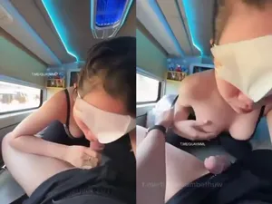 Gái dâm nứng lờ bú cặc bạn trai trên xe khách