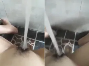 Cô gái thủ dâm cực bạo với vòi nước