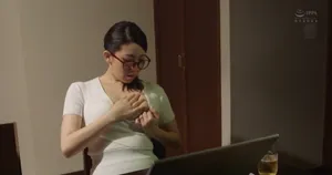 Cậu nhân viên bị kẹt trong thang máy với chị sếp dâm đãng