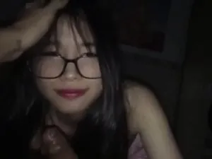 Vợ làm ca đêm, chồng sang phòng trọ để em sinh viên mút kem