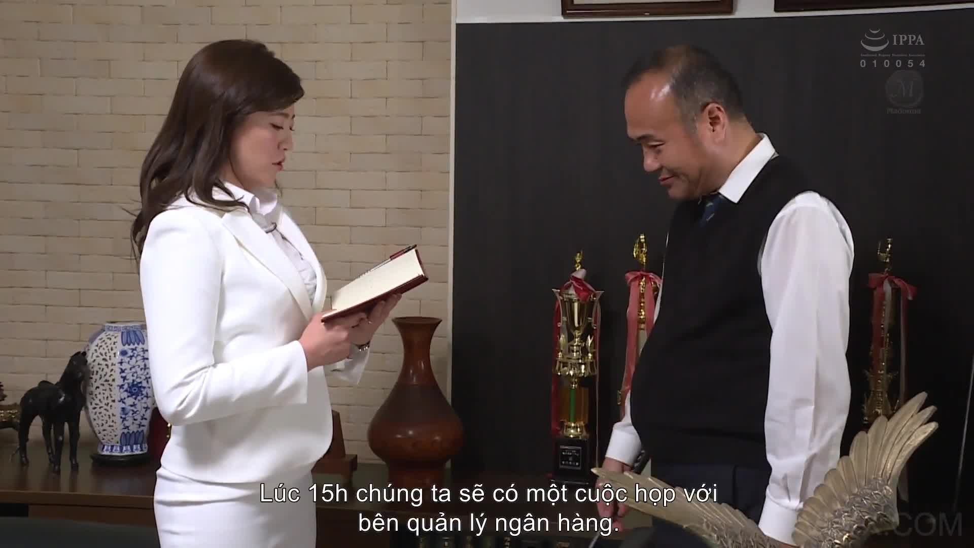 Chồng nợ nần, bà xã làm “thư ký riêng” cho cấp trên để trả nợ