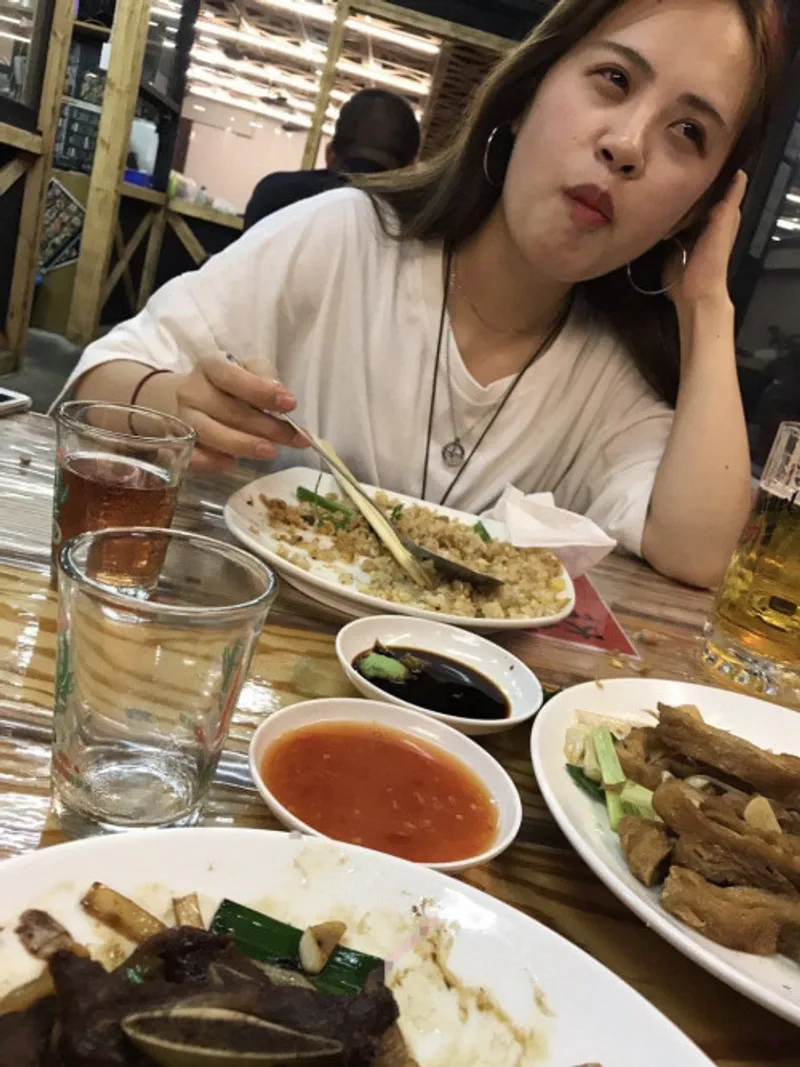 Dẫn em ăn tối, sau đó em trở thành bữa tối của anh